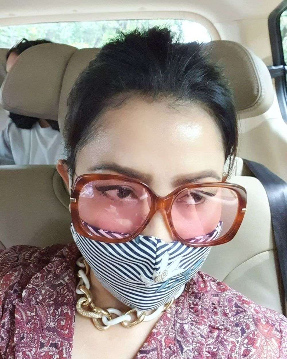 Gaya Mayangsari Pakai Masker & Kacamata Mewah, Kece Maksimal!
