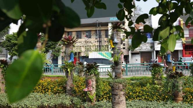 Potret Sepatu Boot Disulap Jadi Pot Taman di Kota Tua, Keren!
