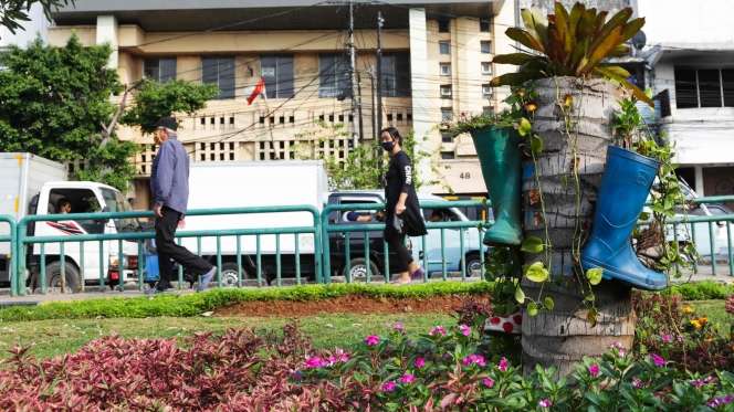 Potret Sepatu Boot Disulap Jadi Pot Taman di Kota Tua, Keren!