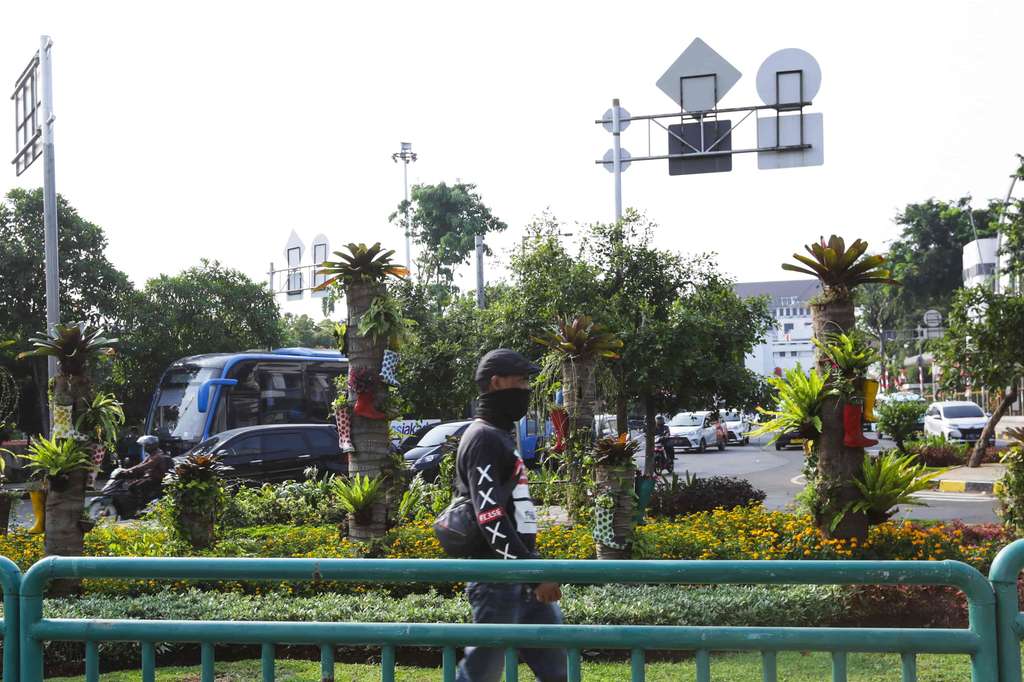 Potret Sepatu Boot Disulap Jadi Pot Taman di Kota Tua, Keren!