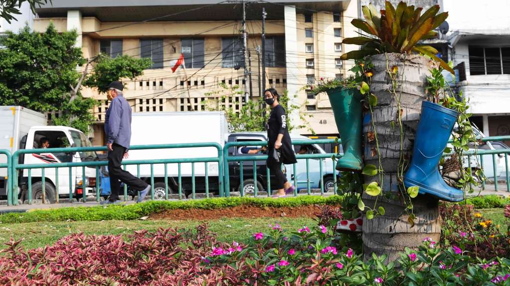 Potret Sepatu Boot Disulap Jadi Pot Taman di Kota Tua, Keren!