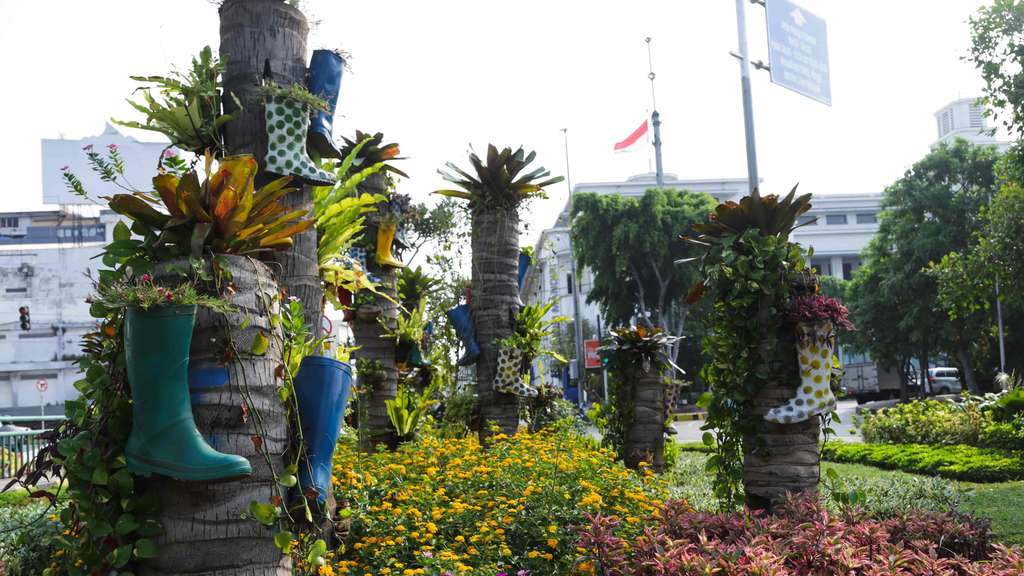 Potret Sepatu Boot Disulap Jadi Pot Taman di Kota Tua, Keren!