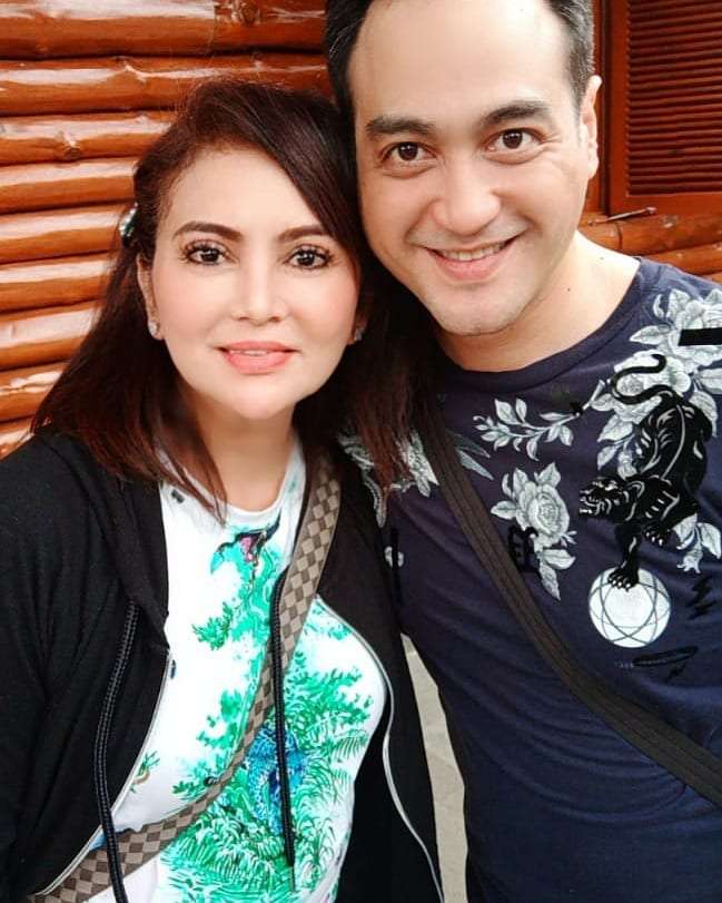 Potret Kesetiaan Ferry Irawan Rawat Istri Kena Stroke, Salut!