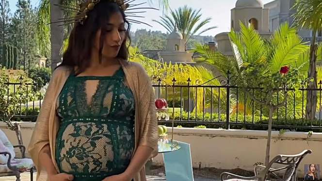 Deretan Pose Manja Maternity Shoot Rahma Azhari