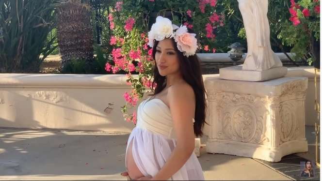 Deretan Pose Manja Maternity Shoot Rahma Azhari
