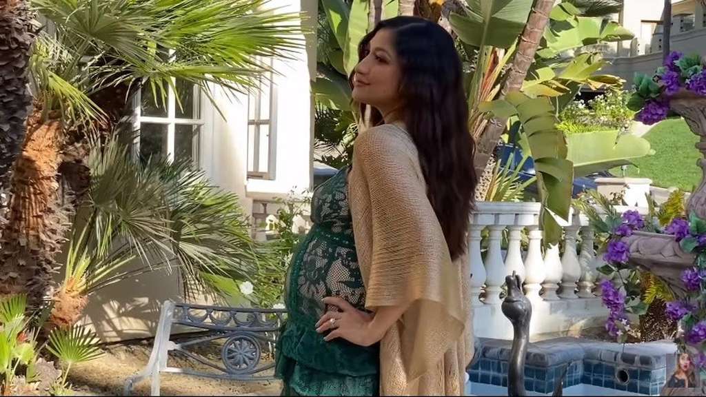 Deretan Pose Manja Maternity Shoot Rahma Azhari