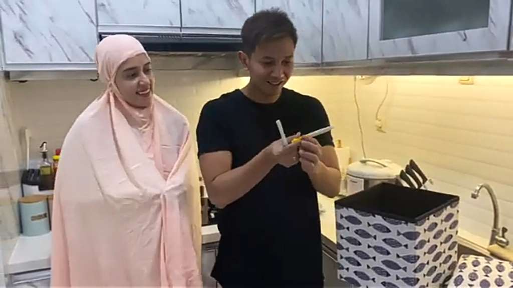 Momen Haru Fairuz A. Rafiq Umumkan Kehamilan yang Ketiga