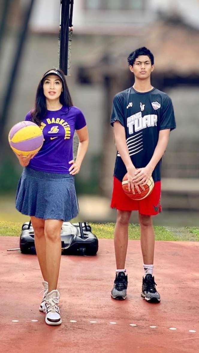 Potret Diah Permatasari dan Kedua Anaknya, Mom & Son Goals!