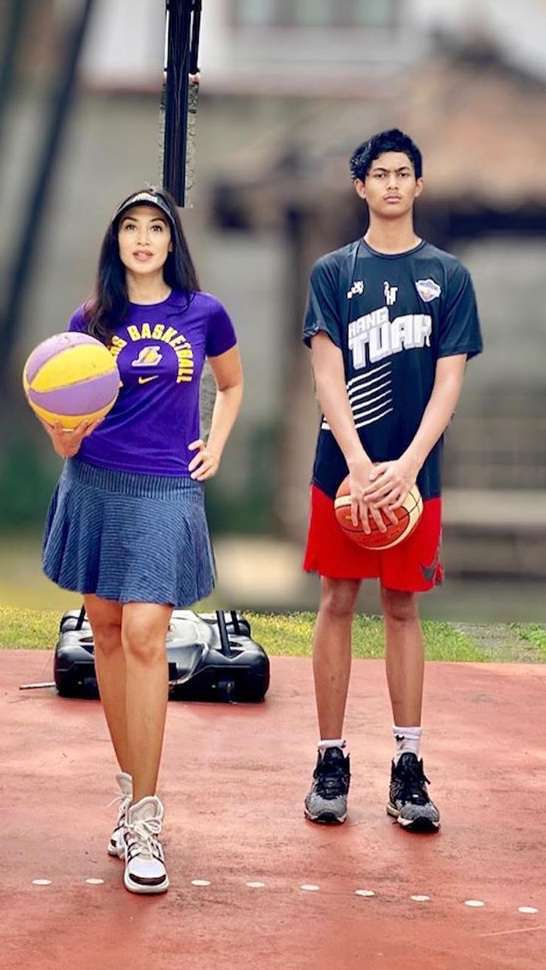 Potret Diah Permatasari dan Kedua Anaknya, Mom & Son Goals!