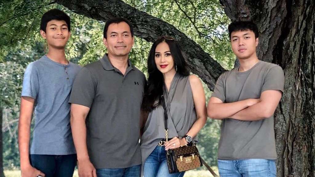 Potret Diah Permatasari dan Kedua Anaknya, Mom & Son Goals!