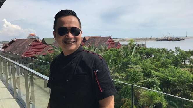 Usia 50 Tahun, 5 Seleb Tampan Ini Masih Nikmati Jadi Lajang