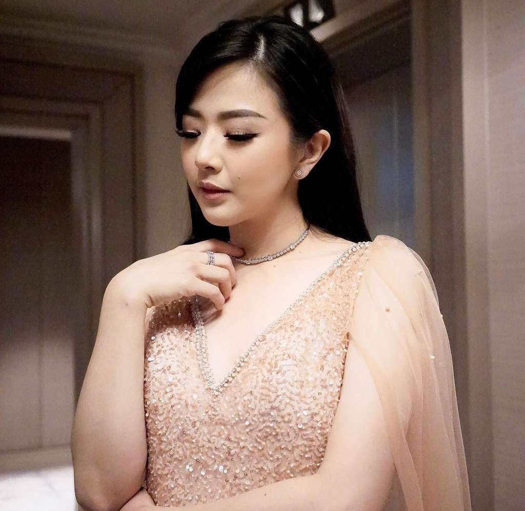 Gak Mesti Kurus, 5 Seleb Ini Tetap Cantik Usai Melahirkan