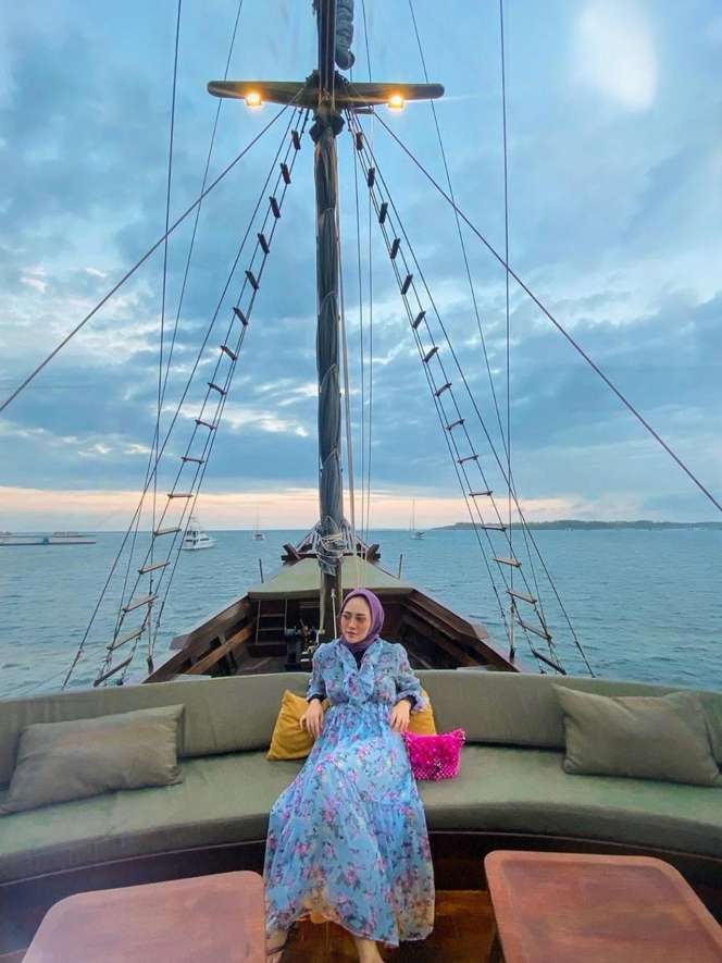 Liburan Mewah Rachel Vennya di Sumba, The Real Sultan!