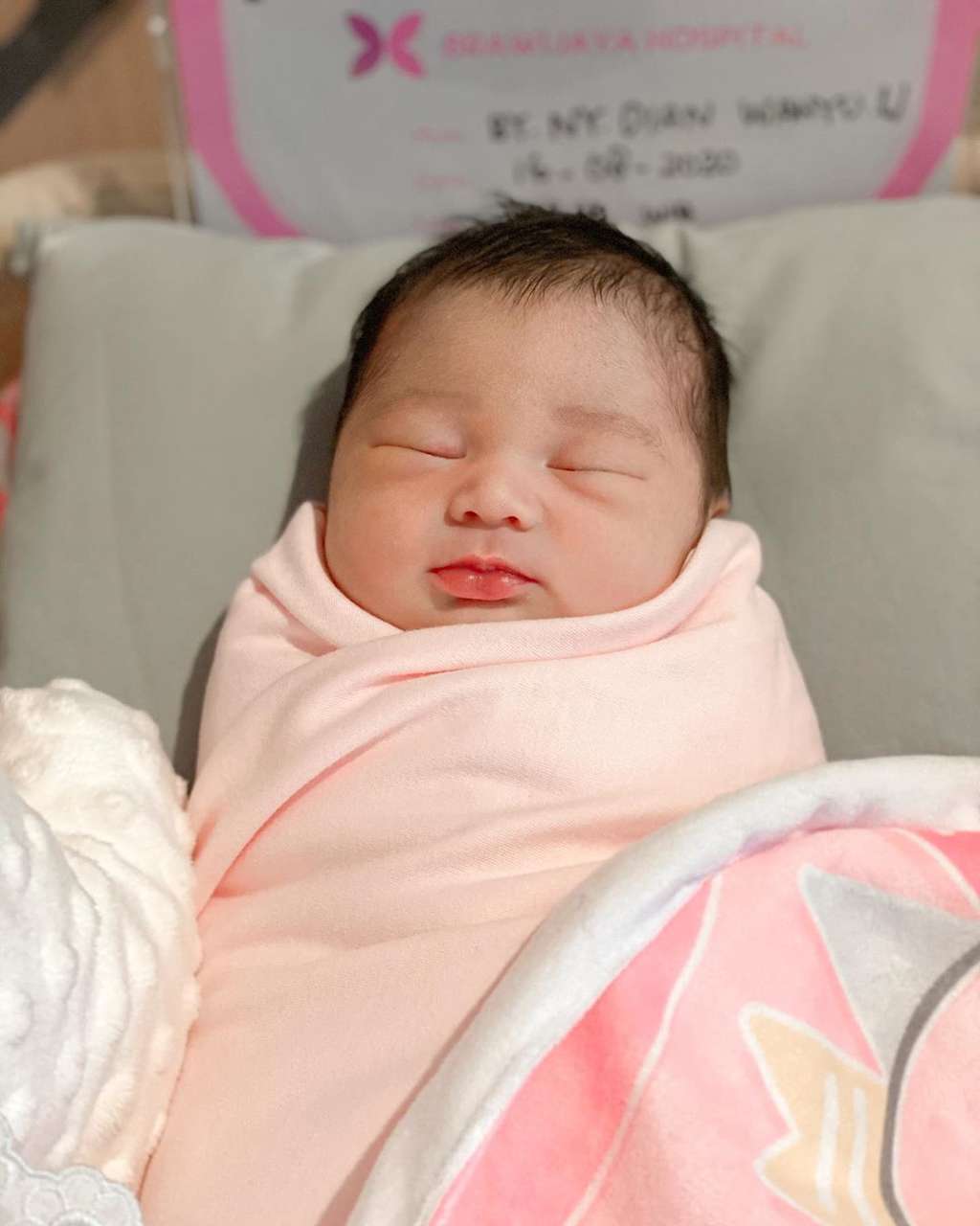 Momen Menegangkan Dian Pelangi Lahirkan Anak Pertama