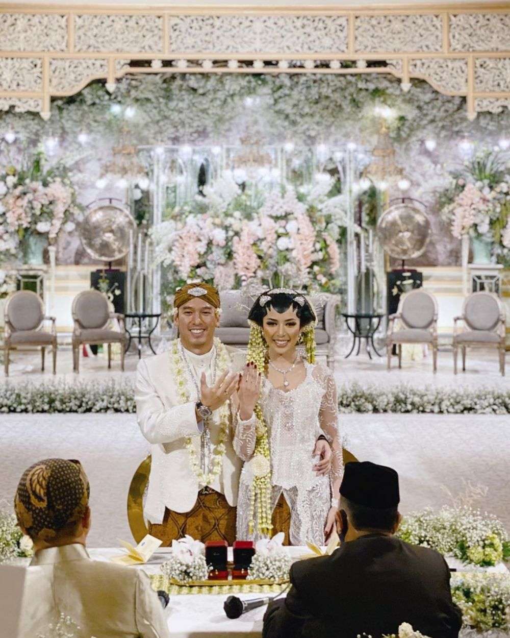 Megah & Usung Adat Jawa, 7 Momen Akad Nikah Arya Bakrie-Vannya