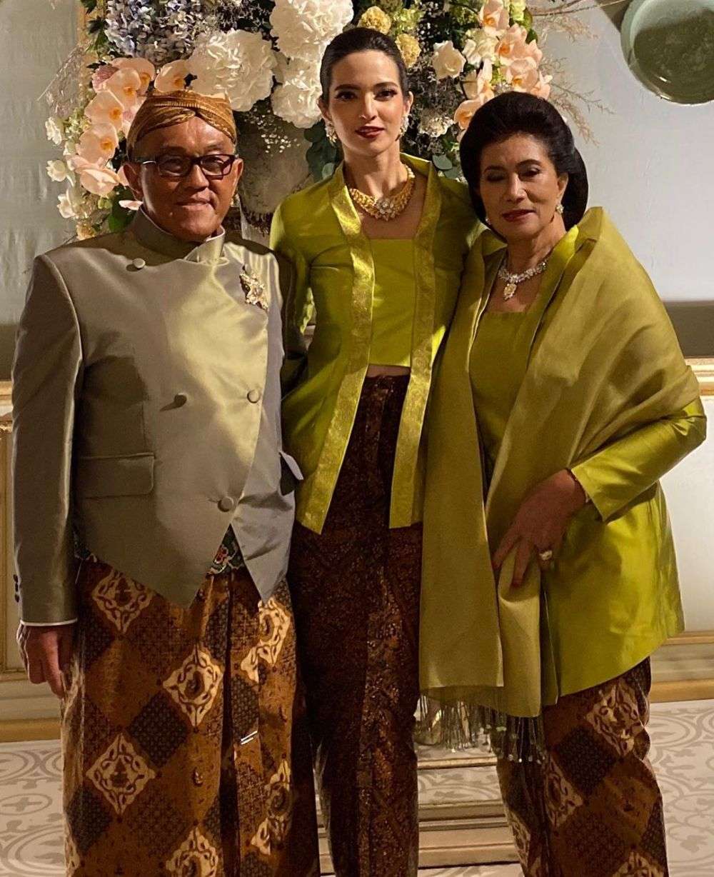 Megah & Usung Adat Jawa, 7 Momen Akad Nikah Arya Bakrie-Vannya