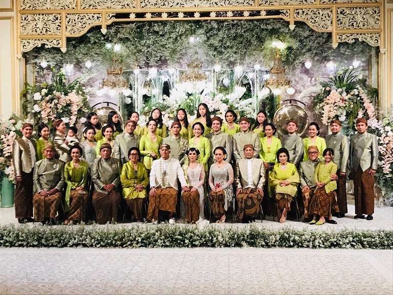 Megah & Usung Adat Jawa, 7 Momen Akad Nikah Arya Bakrie-Vannya