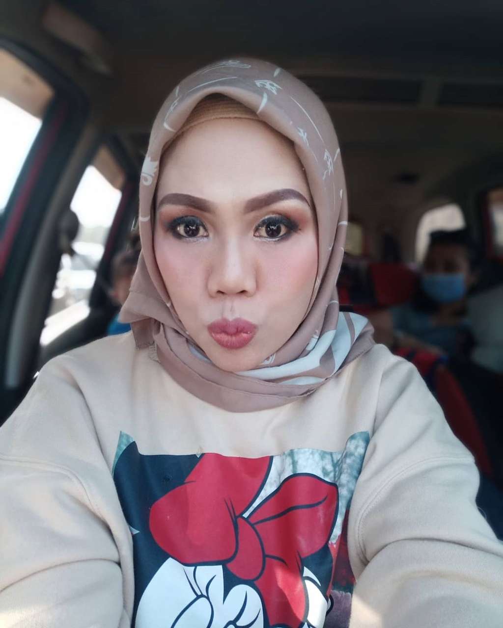 6 Potret Anyar Elly Sugigi Usai Potong Gigi & Kencangkan Kulit
