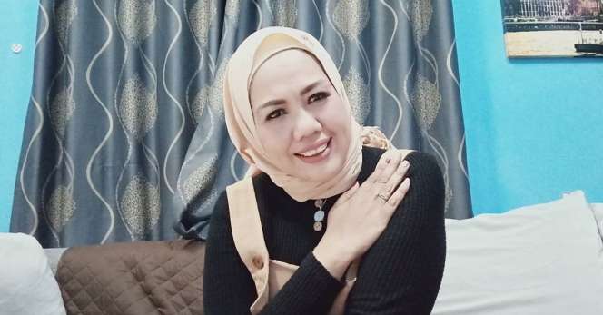 6 Potret Anyar Elly Sugigi Usai Potong Gigi & Kencangkan Kulit