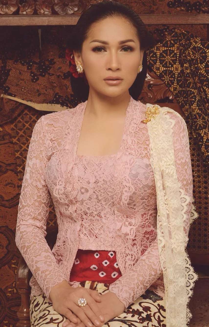 5 Potret Tata Janeeta dalam Balutan Kebaya, Fix Cantik Banget!