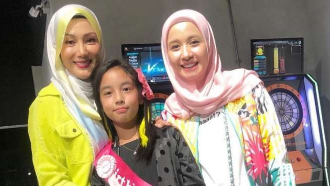 Dinikahi Duda, 5 Seleb Ini Tampil Akur dengan Mantan Istri