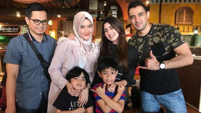 Dinikahi Duda, 5 Seleb Ini Tampil Akur dengan Mantan Istri