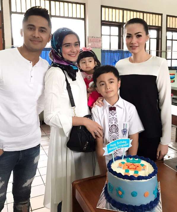 Dinikahi Duda, 5 Seleb Ini Tampil Akur dengan Mantan Istri