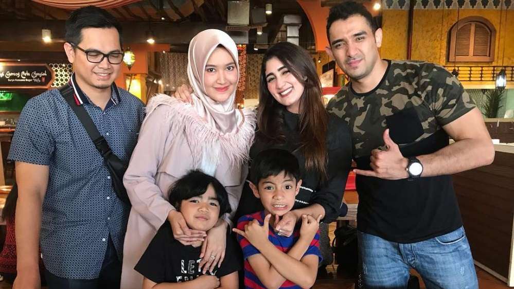 Dinikahi Duda, 5 Seleb Ini Tampil Akur dengan Mantan Istri