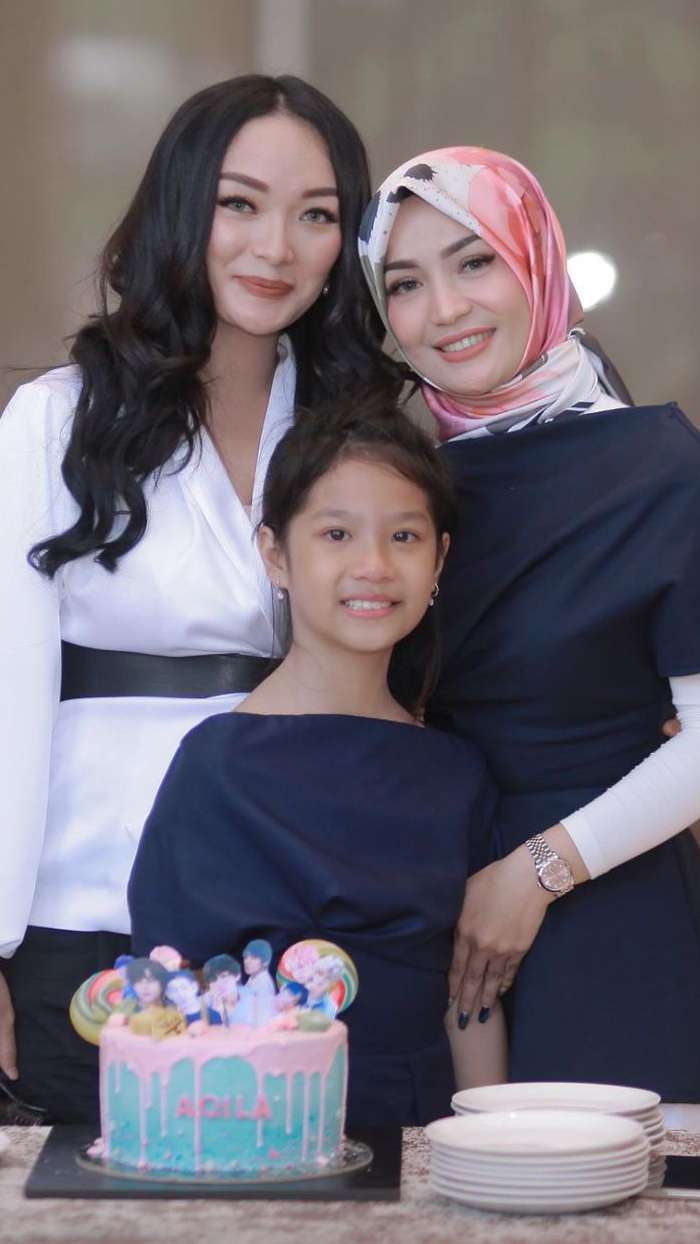 Dinikahi Duda, 5 Seleb Ini Tampil Akur dengan Mantan Istri