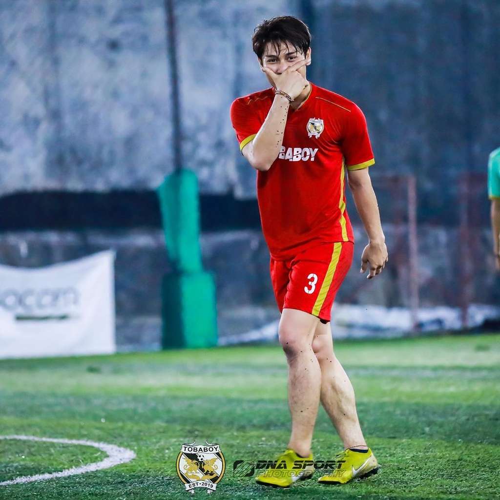 6 Potret Rizky Billar Bermain Bola, Macho & Bikin Ogah Kedip!