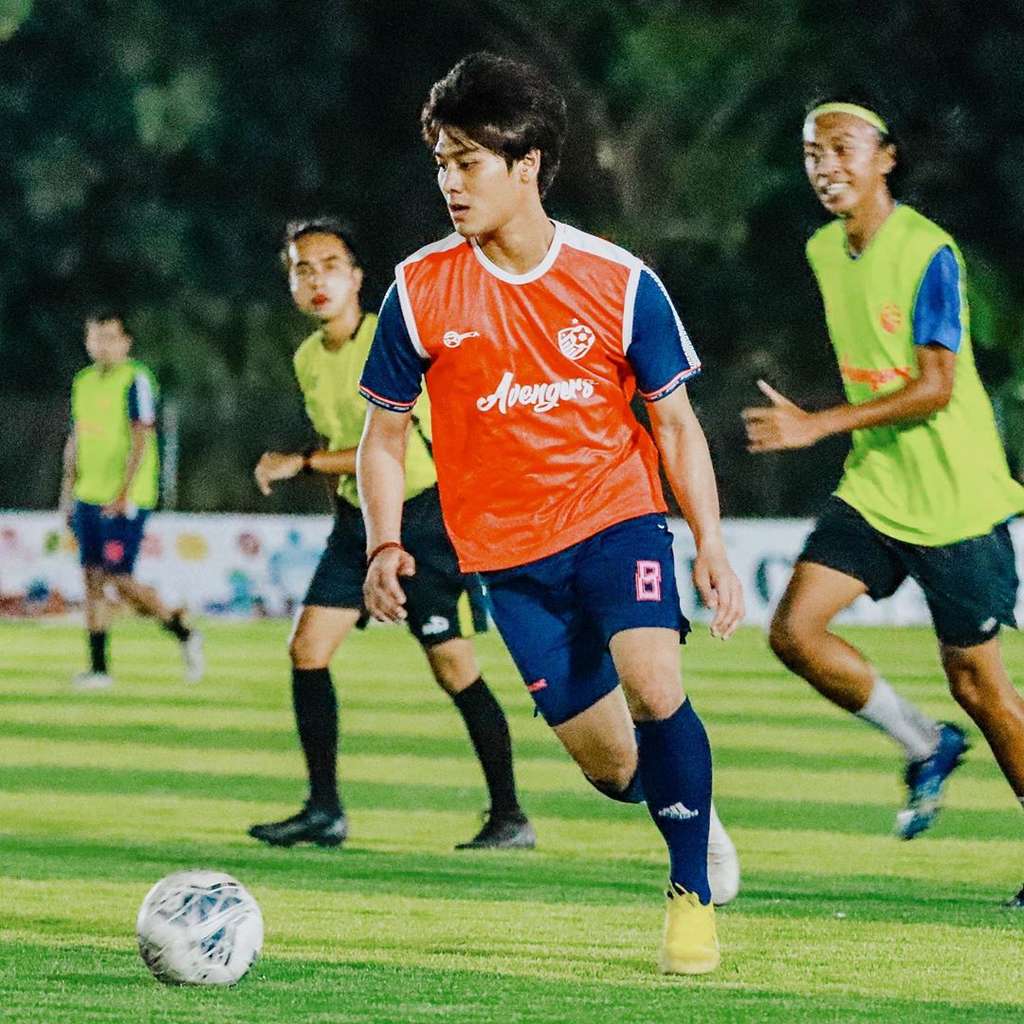 6 Potret Rizky Billar Bermain Bola, Macho & Bikin Ogah Kedip!