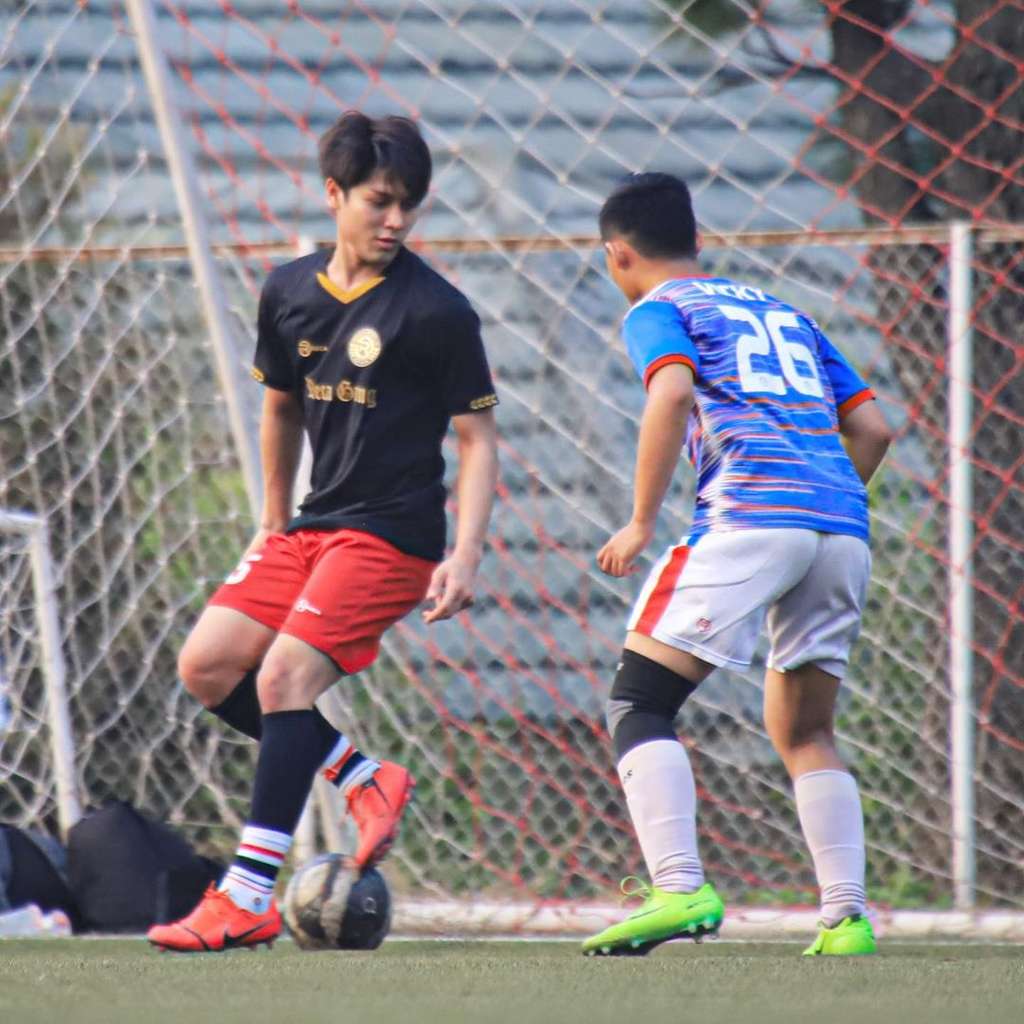 6 Potret Rizky Billar Bermain Bola, Macho & Bikin Ogah Kedip!