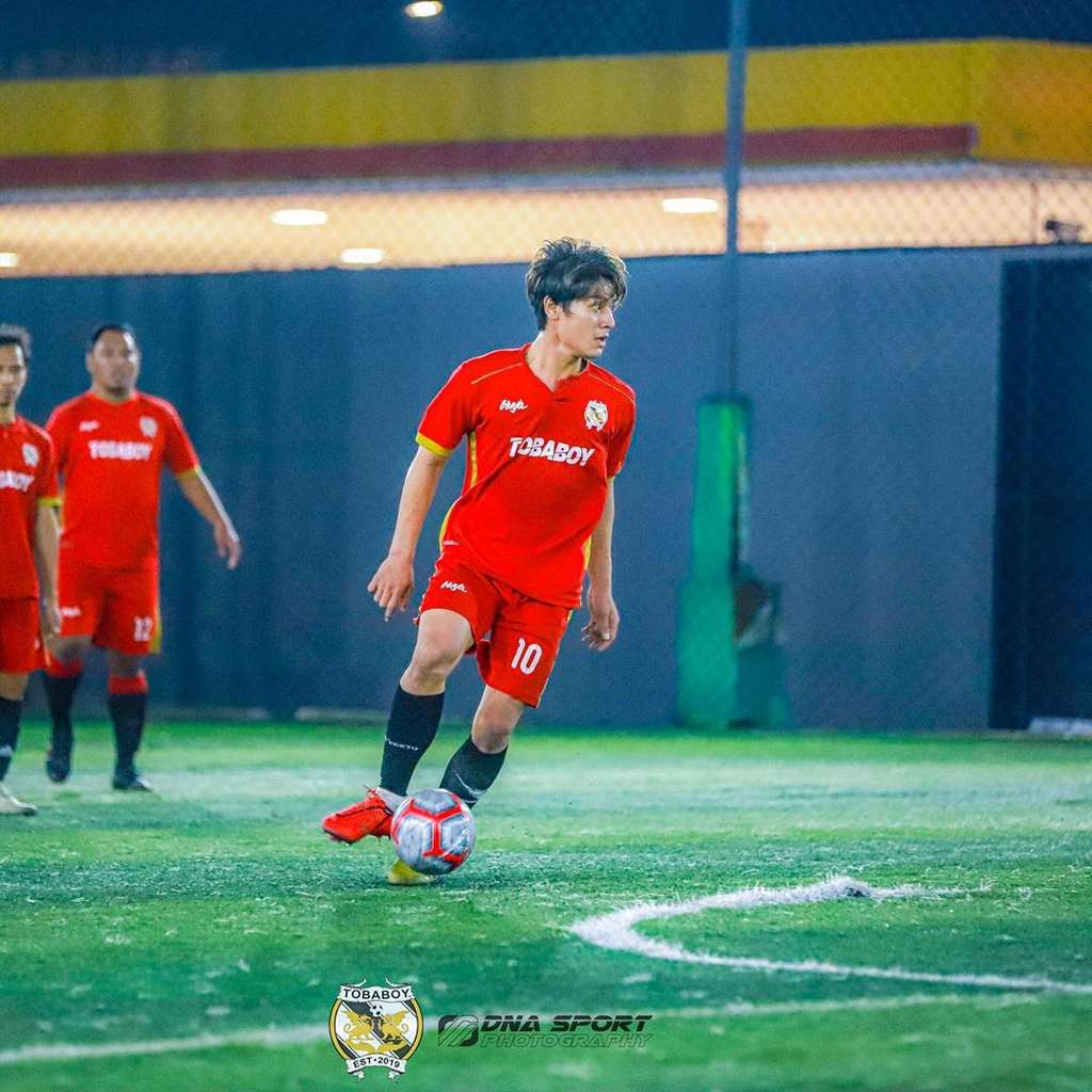 6 Potret Rizky Billar Bermain Bola, Macho & Bikin Ogah Kedip!