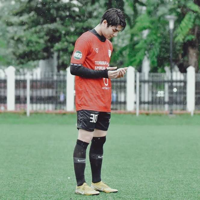 6 Potret Rizky Billar Bermain Bola, Macho & Bikin Ogah Kedip!