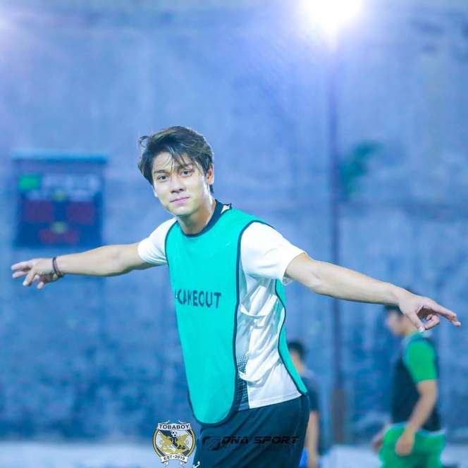 6 Potret Rizky Billar Bermain Bola, Macho & Bikin Ogah Kedip!