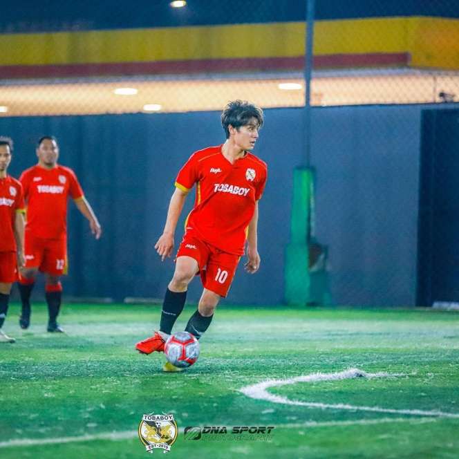 6 Potret Rizky Billar Bermain Bola, Macho & Bikin Ogah Kedip!