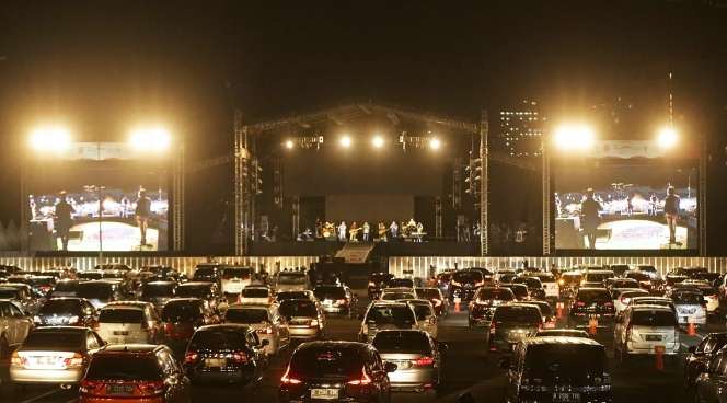 Potret Asyiknya Nonton Kahitna di Konser Drive-In Jakarta