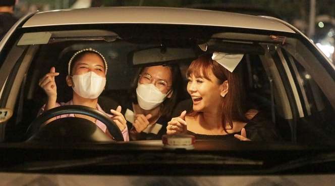 Potret Asyiknya Nonton Kahitna di Konser Drive-In Jakarta