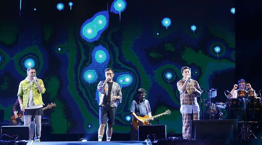 Potret Asyiknya Nonton Kahitna di Konser Drive-In Jakarta