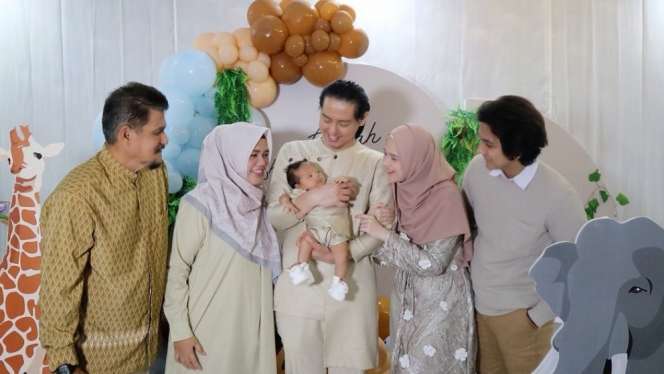 Yuk Intip, 5 Momen Aqiqah Anak Roger Danuarta & Cut Meyriska