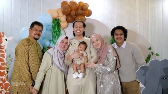 Yuk Intip, 5 Momen Aqiqah Anak Roger Danuarta & Cut Meyriska