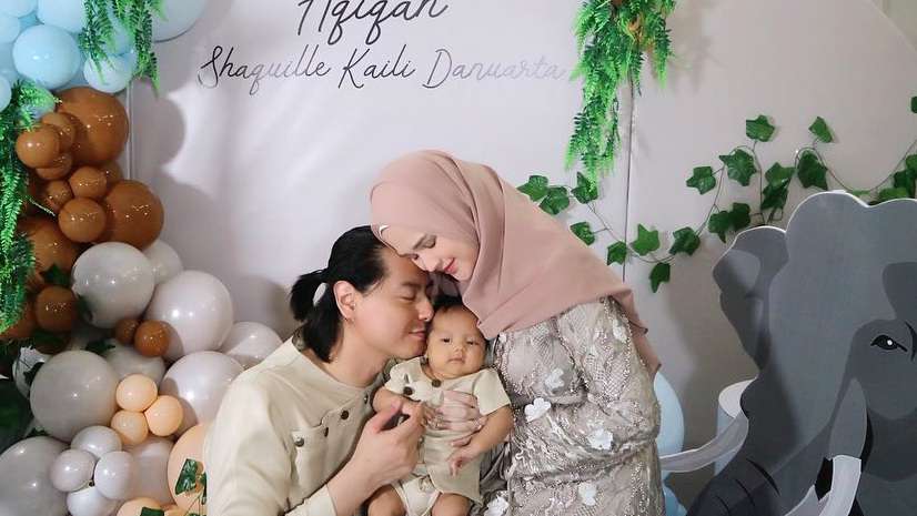 Yuk Intip, 5 Momen Aqiqah Anak Roger Danuarta & Cut Meyriska