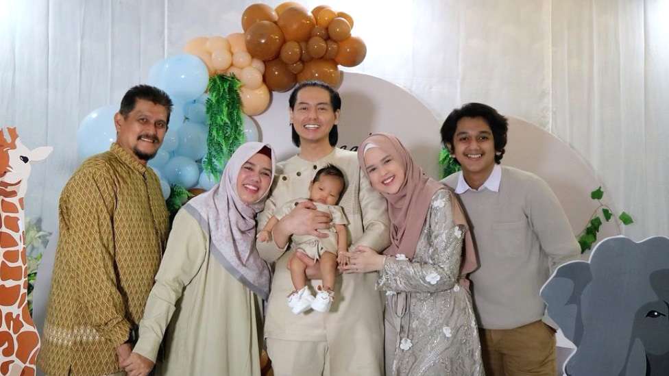 Yuk Intip, 5 Momen Aqiqah Anak Roger Danuarta & Cut Meyriska
