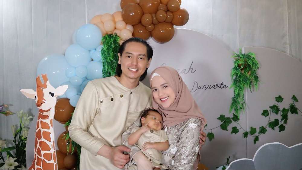 Yuk Intip, 5 Momen Aqiqah Anak Roger Danuarta & Cut Meyriska