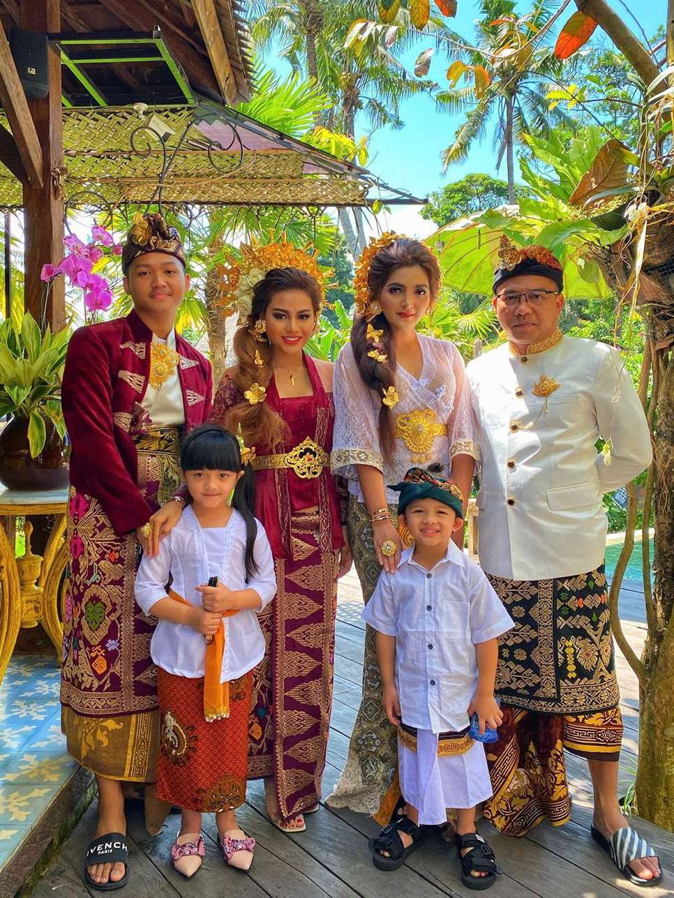 5 Pesona Keluarga Seleb Pakai Baju Tradisional Bali, Menawan