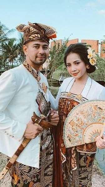 5 Pesona Keluarga Seleb Pakai Baju Tradisional Bali, Menawan