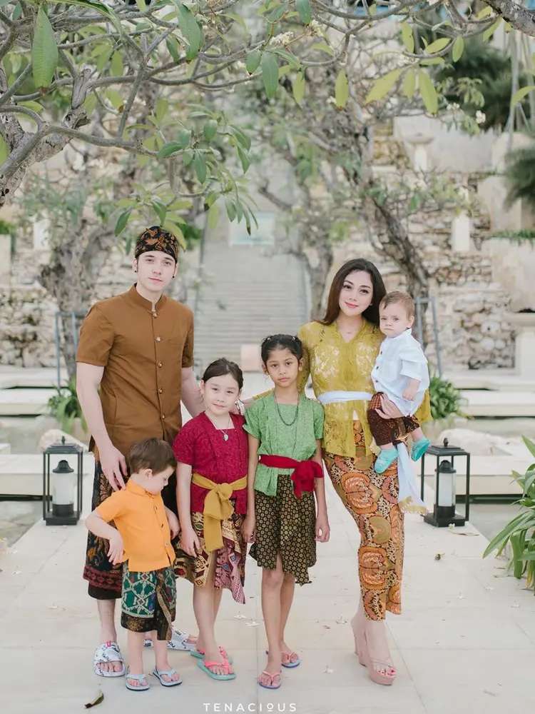 5 Pesona Keluarga Seleb Pakai Baju Tradisional Bali, Menawan