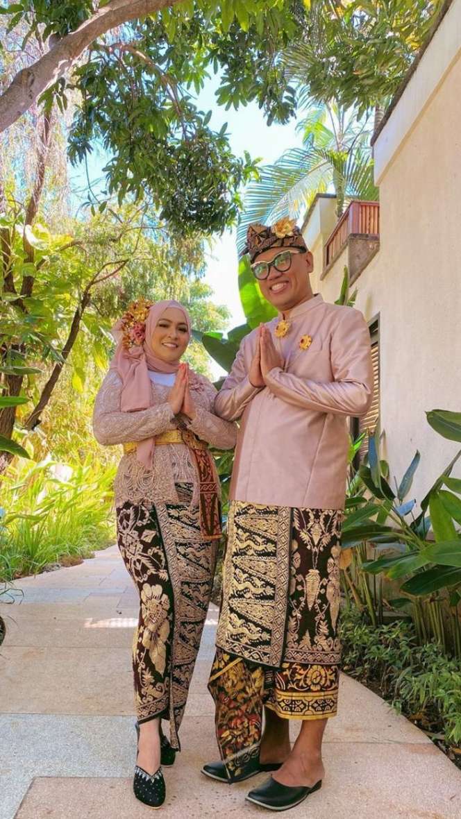 5 Pesona Keluarga Seleb Pakai Baju Tradisional Bali, Menawan