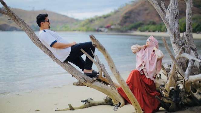 Mengintip 5 Potret Liburan Ustaz Solmed & Istri di Labuan Bajo