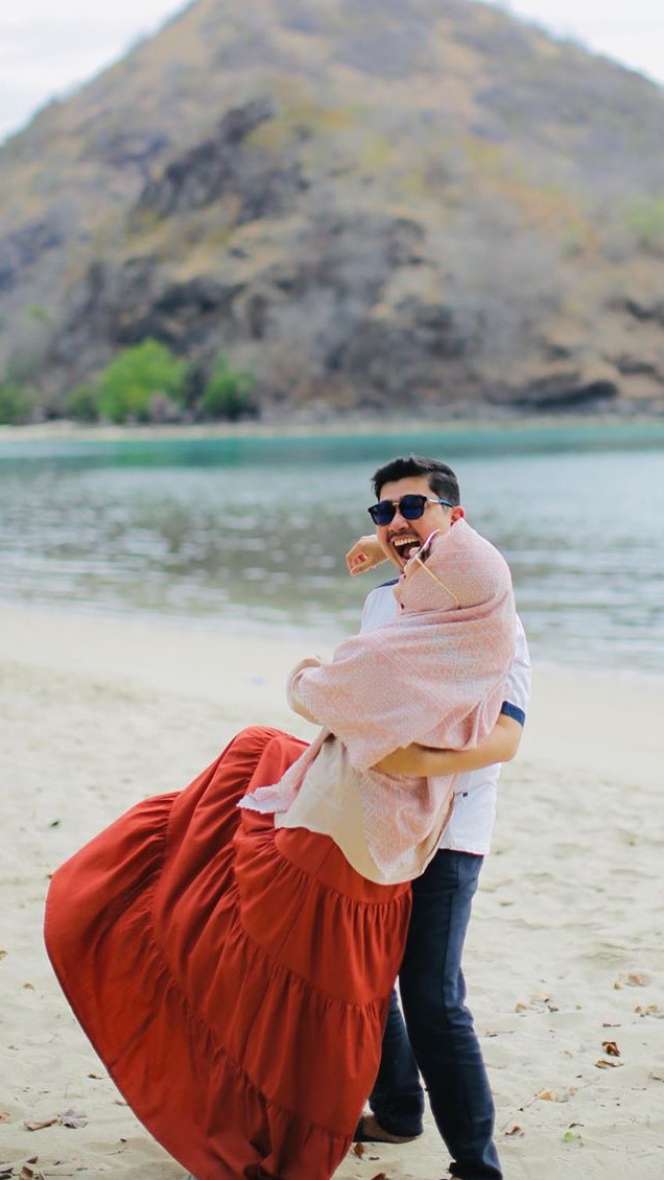 Mengintip 5 Potret Liburan Ustaz Solmed & Istri di Labuan Bajo